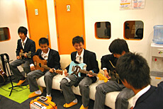 初めて触る憧れのギター！ワクワクが止まらない♪